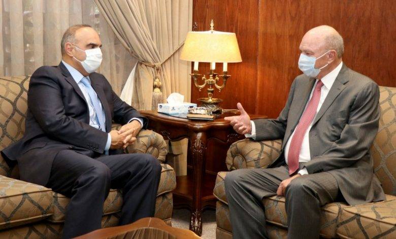 رئيس الوزراء يهنئ الفايز بتعيينه رئيسا لمجلس الأعيان