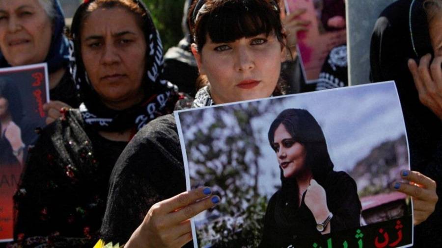 الرئيس الإيراني: وفاة مهسا أميني أحزنت الجميع