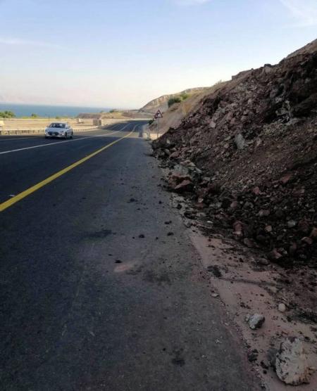 تساقط وانهيار للصخور على طريق البحر الميت