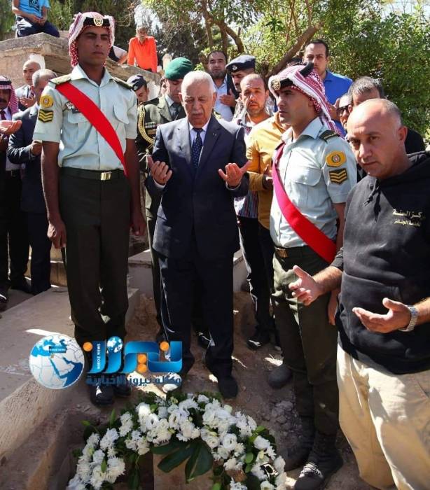 مندوبًا عن الملك ... العيسوي يشارك في تشييع جثمان والد قائد سلاح الجو الملكي ...صور 