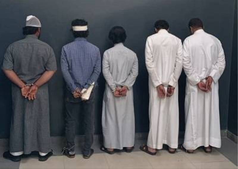 القبض على 5 مقيمين لمشاجرة بينهم في أحد الطرق العامة  في السعودية