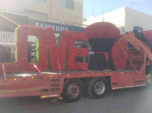 بالصور .. أردنية تهدي زوجها ونش ورد في عيد ميلاده