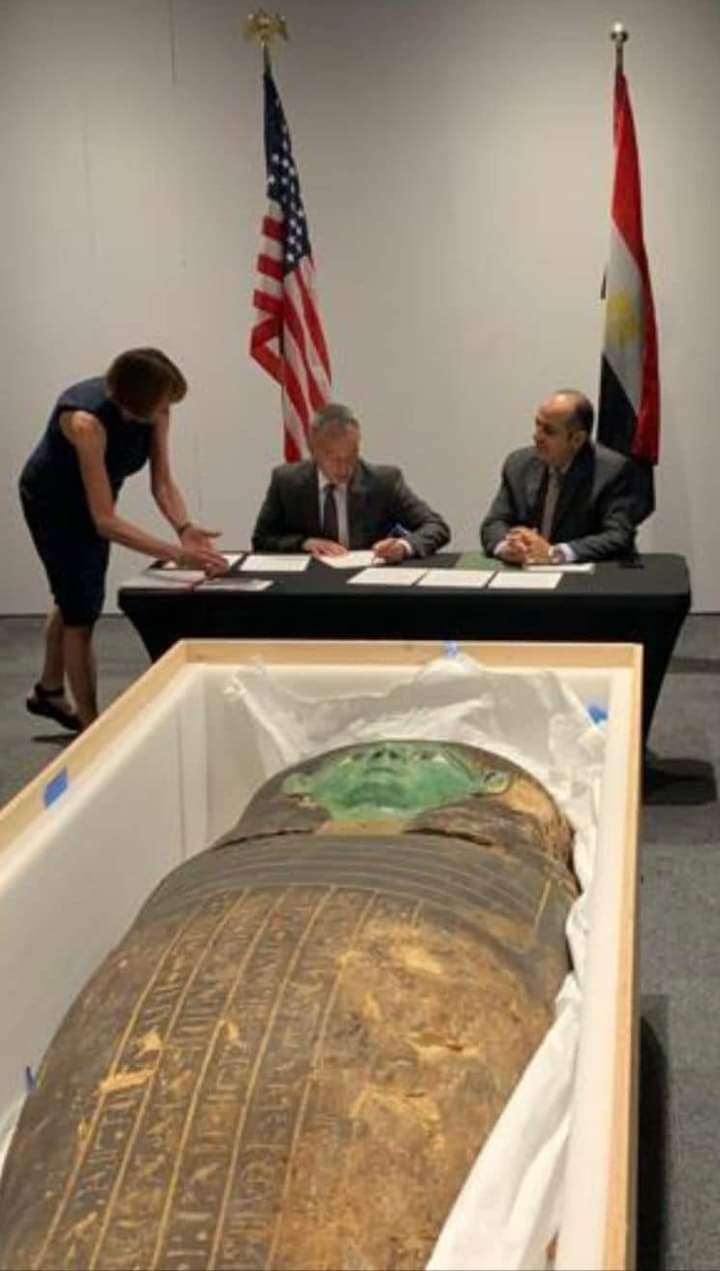 القنصلية المصرية في هيوستن تنجح في استرداد تابوت فرعوني من العصور الفرعونية القديمة_صور