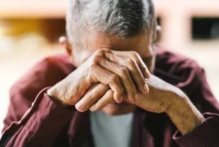 انتحار مسن حزناً على وفاة زوجته في إحدى الدول