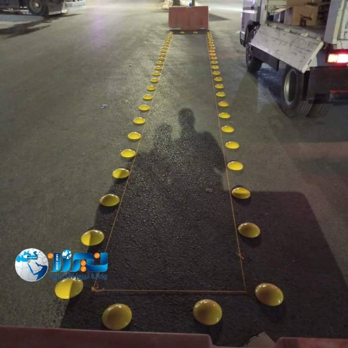 بتوجيهات من الفايز ..فرق فنية تقوم بإنشاء مطبات على تقاطعات الشوارع في منطقة الجيزة ...صور