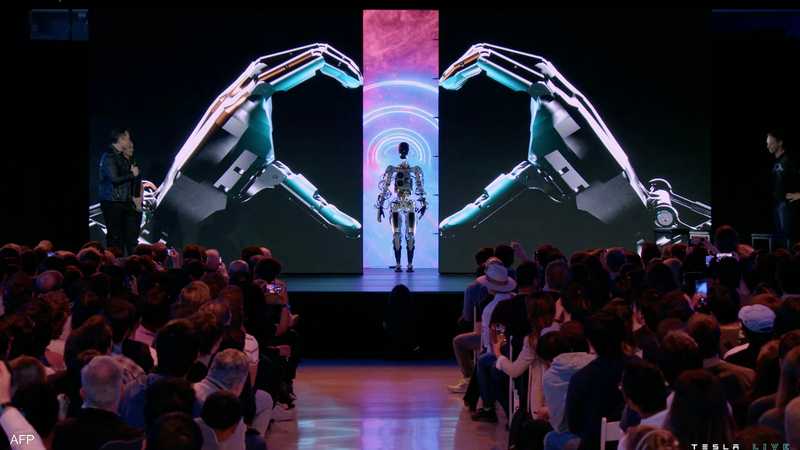 شبيه بالإنسان.. إيلون ماسك يعرض الروبوت الشهير أوبتيموس