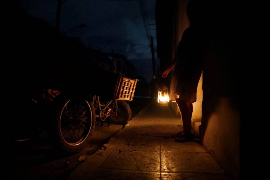 كوبا تطلب من أمريكا المساعدة في إرجاع الكهرباء إلى الجزيرة