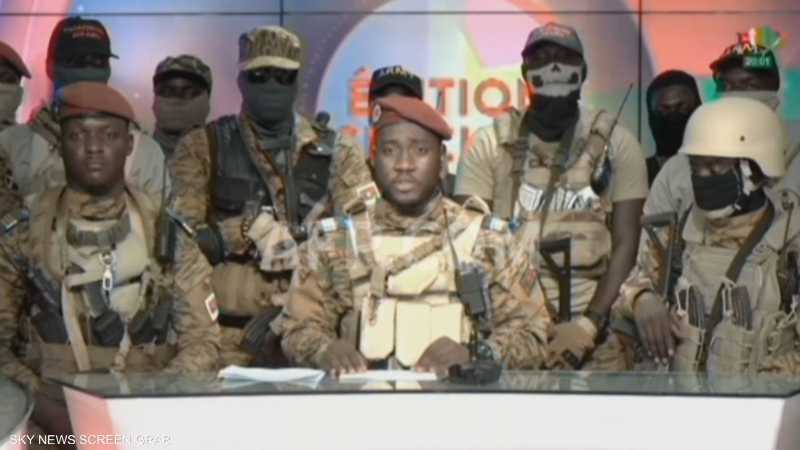 إقالة رئيس المجلس العسكري في بوركينا فاسو وإغلاق الحدود