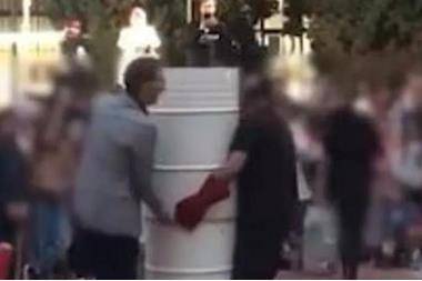 لحظة مرعبة لانفجار برميل نيتروجين وسط حشود من الناس في اسبانيا