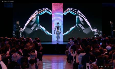 إيلون ماسك يعرض الروبوت الشهيرأوبتيموس الشبيه بالإنسان