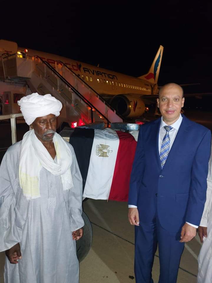 القنصل العام المصري في بورسودان يقوم بتسليم مساعدات طبية لعلاج مرضى الكلى في شرق السودان _صور