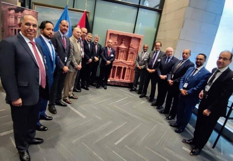 منحوتة فنية يدوية للبترا تعرض في اجتماعات الإيكاو بكندا