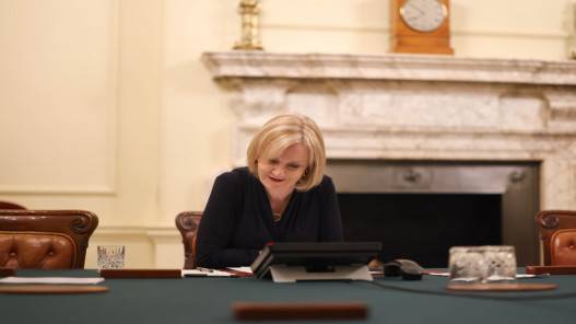 رئيسة وزراء بريطانيا تقرّ بأنه كان عليها أن تعدّ بشكل أفضل لخطة التخفيض الضريبي