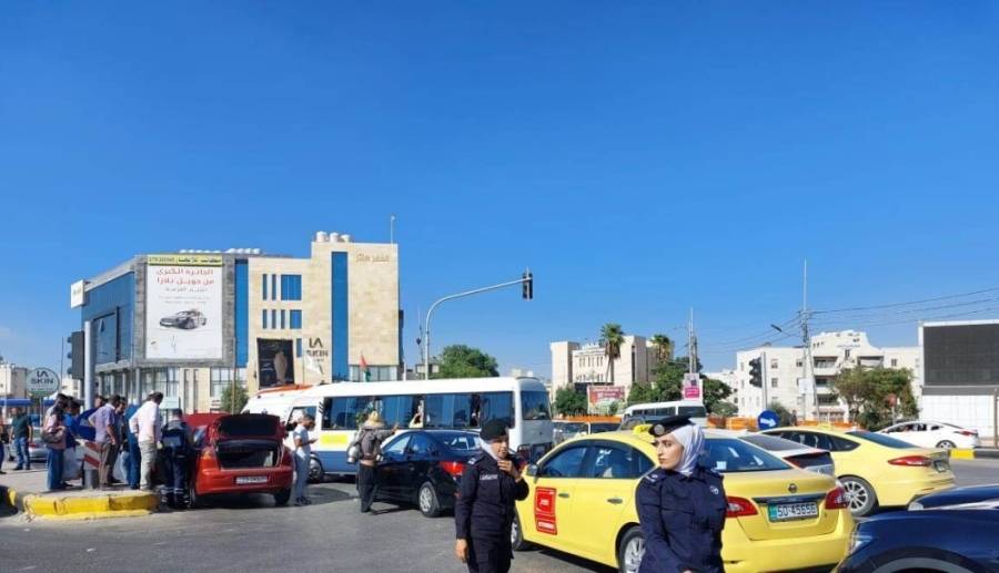 إسعاف ملازم ثان ووكيل من مرتبات الشرطة لسيدة كانت تعرضت للتو لحادث سير