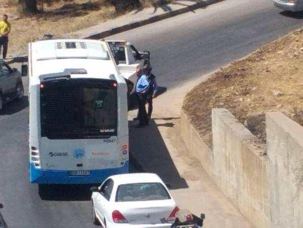 تعطل حافلة على مدخل اشارة النشا