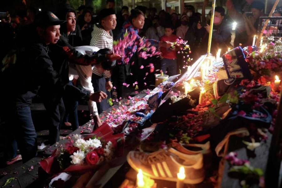 الحكومة الإندونيسية تجتمع بعد تدافع مميت في ملعب لكرة القدم