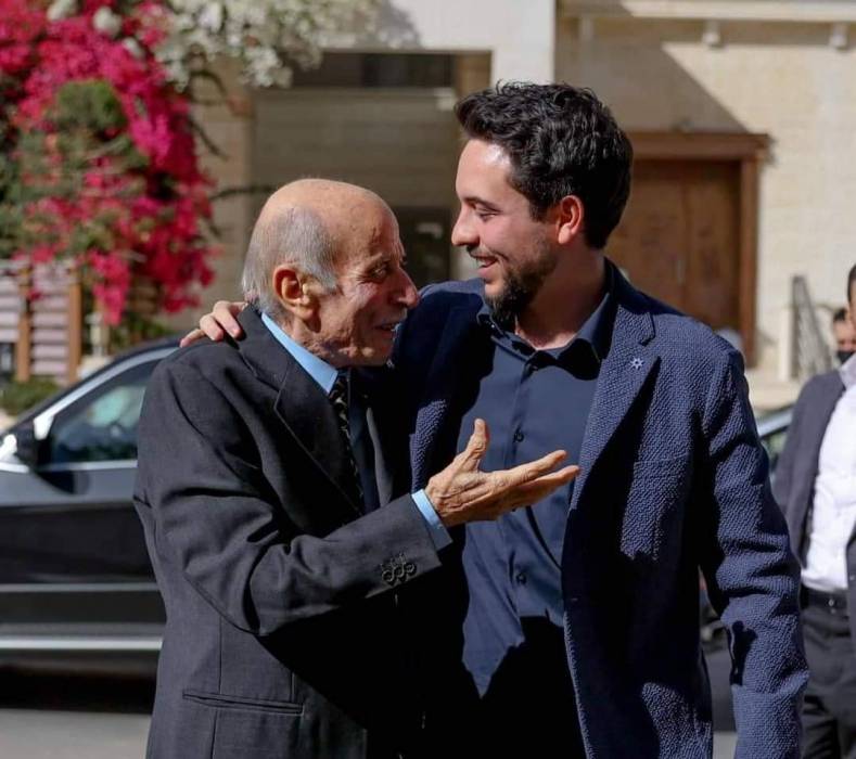 ولي العهد يزور الإعلامي غالب الحديدي صور