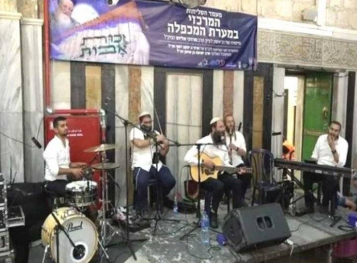 مستوطنون يقيمون حفلاً راقصاً داخل الحرم الإبراهيمي