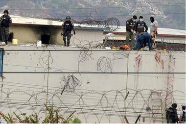 15 قتيل بأحداث عنف دامية داخل سجن بالإكوادور