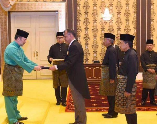 السفير العدوان يقدم أوراق اعتماده لملك تايلند