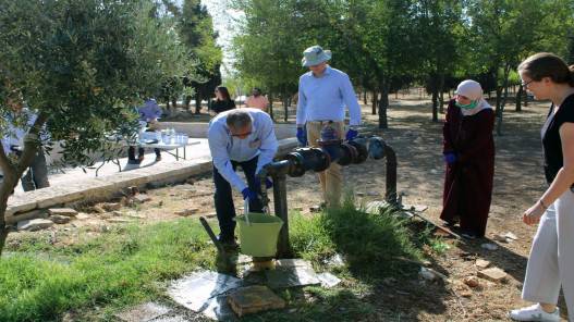 وفد ألماني يأخذ عينة من بئر مياه تابعة لشركة (مياهنا) لفحصها