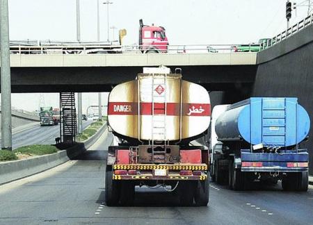 صندوق شاحنة مفتوح يقطع اسلاك اتصلات فوق جسر الغباوي