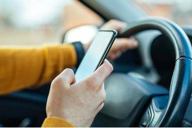 السير تحذر من القيادة أثناء استخدام الهاتف