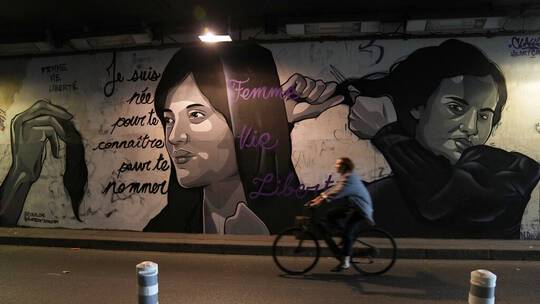 السلطات الإيرانية تفتح تحقيقا لتحديد سبب وفاة إحدى المراهقات