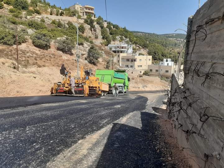 بلدية عجلون تعيد تاهيل طريق المدرسة الريادية