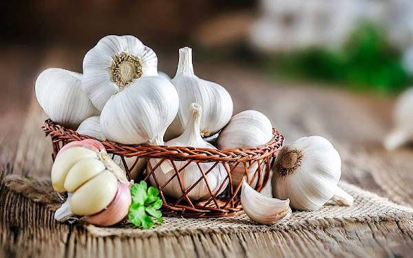 الثوم بـ 2.25 دينار بالسوق المركزي