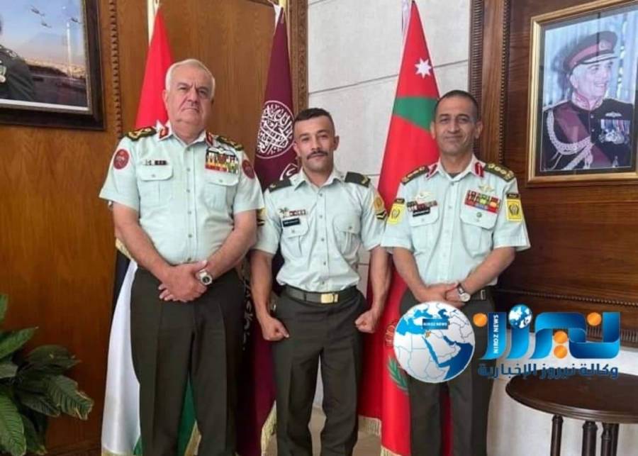 رئيس هيئة الأركان المشتركة يكرّم أحد أفراد القوات المسلحة المتميزين