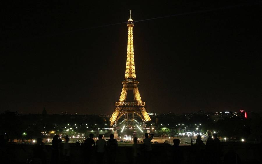 أزمة الطاقة ترغم المعالم السياحية في باريس على خفض الأضواء