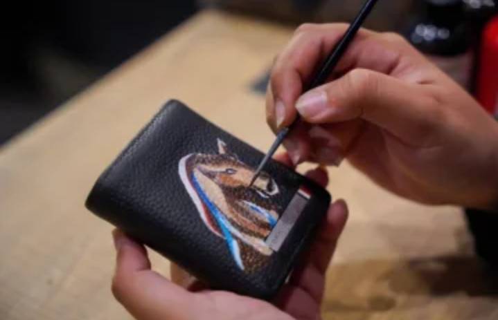 مصممة سعودية تجذب زوار سنيك مي برسوماتها