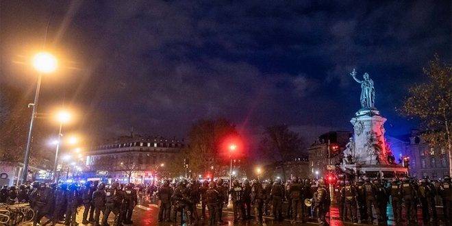 مظاهرة في باريس تطالب باستقالة ماكرون