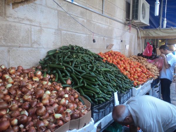 ارتفاع أسعار الخيار والكوسا والبصل في السوق المركزي