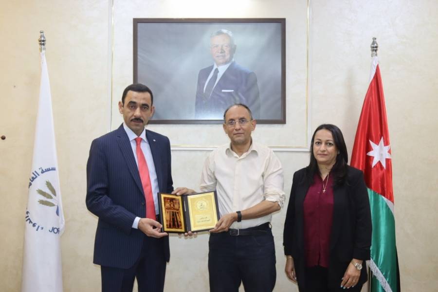 مهيدات يكرم مفتشي الغذاء سائد وجيه ومحمد الأقطش