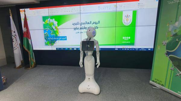 هيئة تنظيم الاتصالات تجري تجربة توصيل طرد بريدي باستخدام روبوت