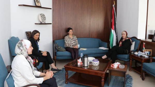 وزيرة الدولة للشؤون القانونية تلتقي مديرة معهد غرب آسيا وشمال إفريقيا