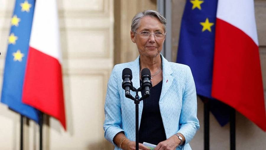 رئيسة الوزراء الفرنسية تبدأ زيارة إلى الجزائر وسط آمال بدفع مصالحة الذاكرة