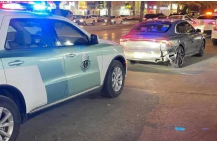 ضبط قائد مركبة يسير على الطرق السريعة دون الجلوس على مقعد السائق في السعودية