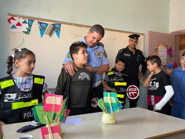 محاضرة توعية مرورية في مدارس قضاء الأزرق