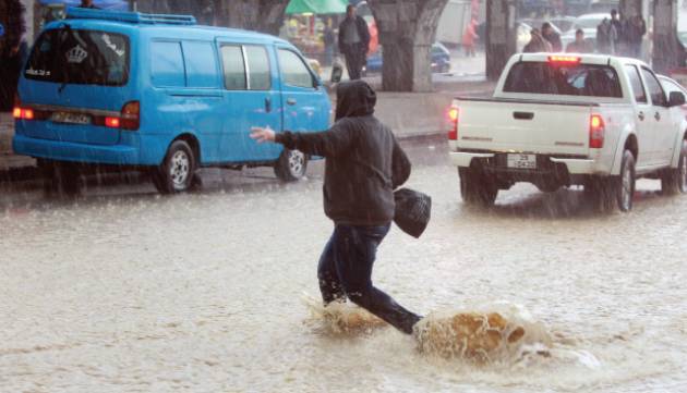 فرق امانة عمان تواصل تنظيف شبكات تصريف مياه الامطار