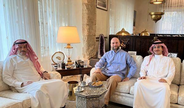 السفير السعودي يزور الأمير هاشم