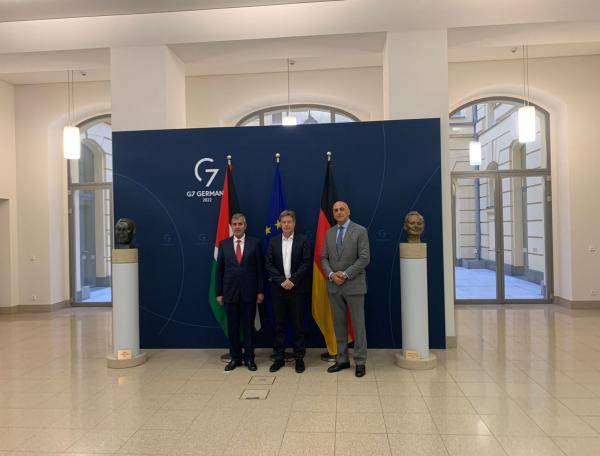 الخرابشة يدعو ألمانيا للمبادرة بمشروع ربط كهربائي