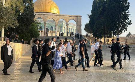 عشرات المستوطنين يقتحمون الأقصى والاحتلال يعتقل فتاة