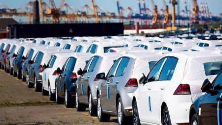 السماح للمصريين العاملين في الخارج باستيراد سيارة معفاة من الضرائب