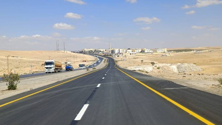 الأشغال تنهي اعمال إعادة تأهيل وصيانة جزء من طريق الزرقاء  المفرق... صور 