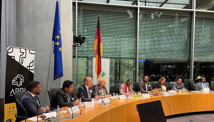 السفير المصري في برلين يطرح في البوندستاج أولويات الرئاسة المصرية لمؤتمر COP27