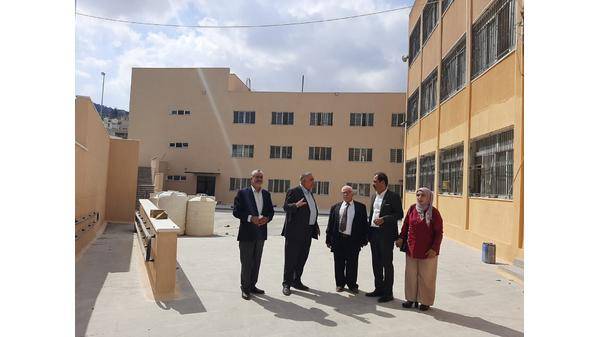 المومني  واعضاء من لجنة التربية يقفون على احتياجات شبكة مدارس منطقة راجب بعجلون