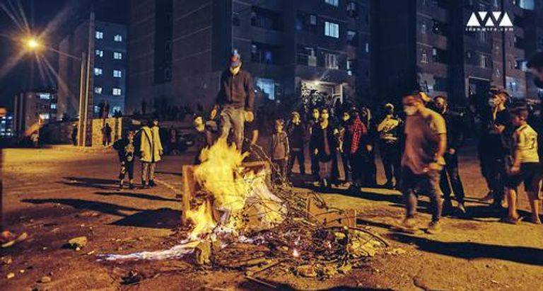 احتجاجات ليلية بمدن إيرانية.. قطع الإنترنت ورسالة من بايدن للمتظاهرين